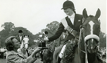 Horse Times Egypt: Equestrian Magazine :Articles :ANNELLI DRUMMOND-HAY OUR EQUESTRIAN HERO 


                                 