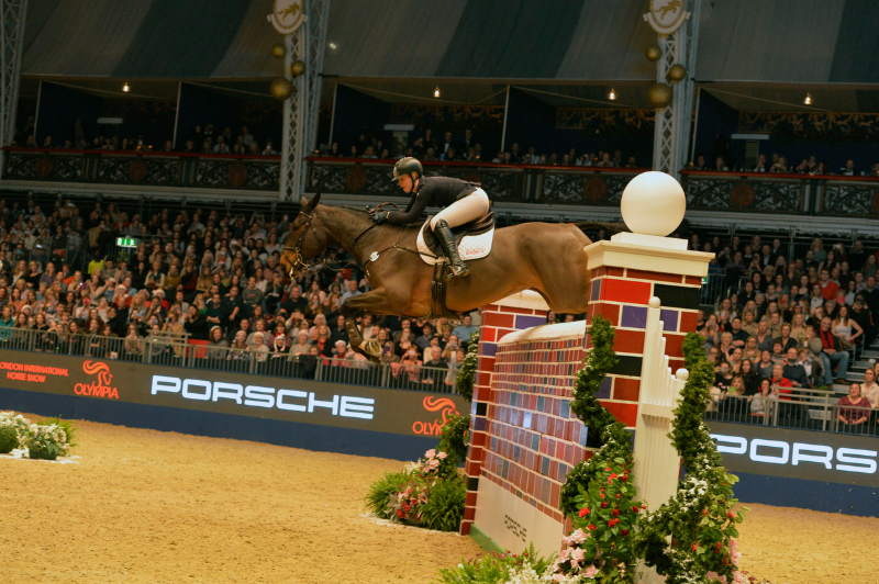 Horse Times Egypt: Equestrian Magazine :News :CHRISTMAS COMES EARLY FOR HOLLY IN THE CAYENNE PUISSANCE